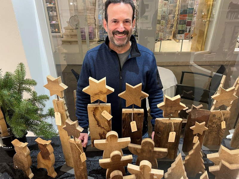 Axel Zanders hat sich auf Weihnachtliches aus Holz spezialisiert. MT-Foto: Stefanie Dullweber © sbo Axel Zanders hat sich auf Weihnachtliches aus Holz spezialisiert. MT-Foto: Stefanie Dullweber © sbo